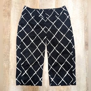 White House Black Market Black and White Pattern Capris Size 0